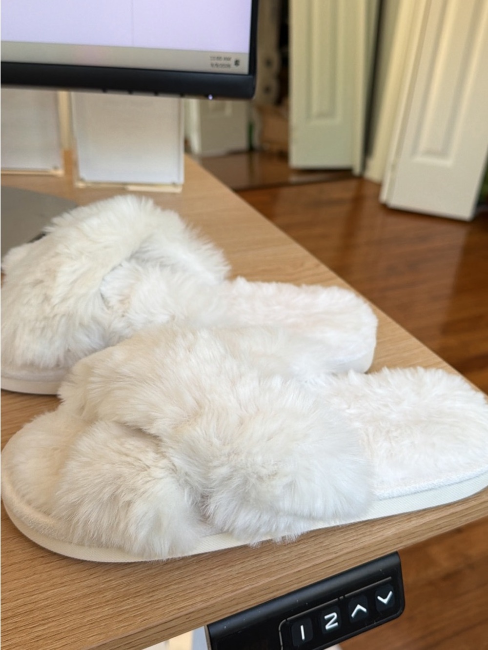 Cozy Women's White Faux Fur Slide Slippers